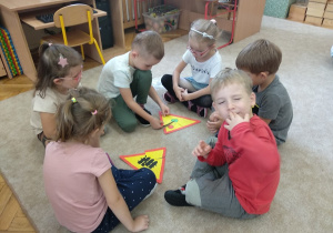 Dzieci układają puzzlowe znaki.